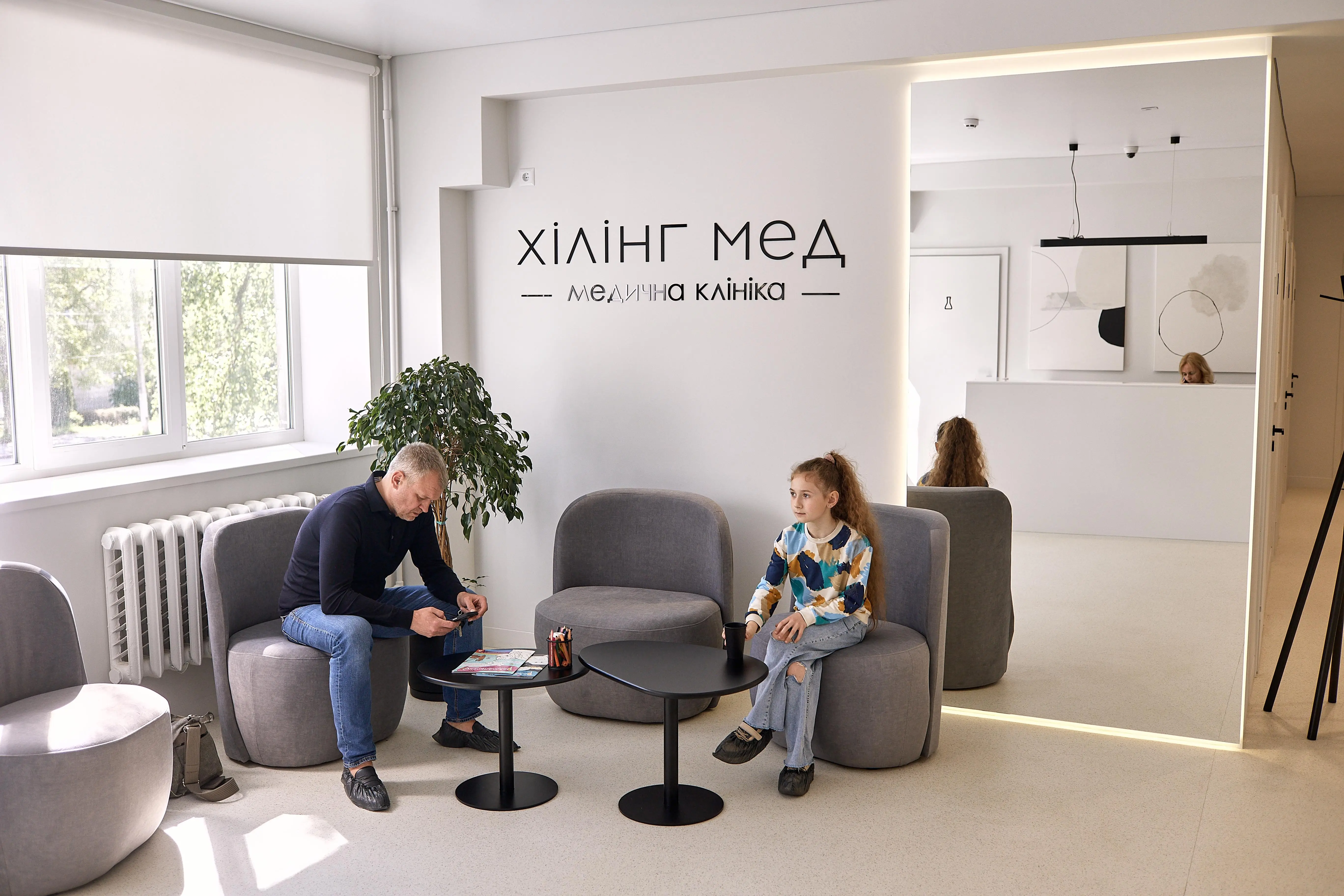 Інтер'єр коридору та навігація клініки